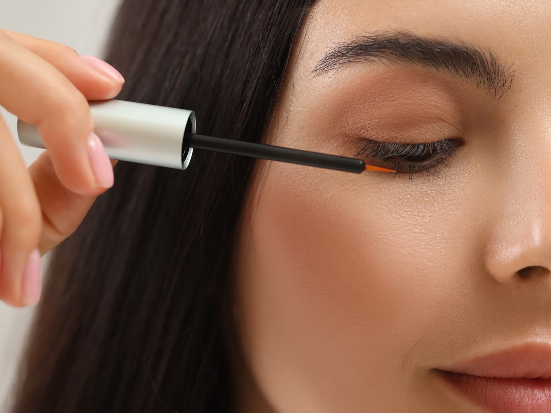 Traumhaft lange Wimpern: Wunderserum oder riskante Abkürzung 