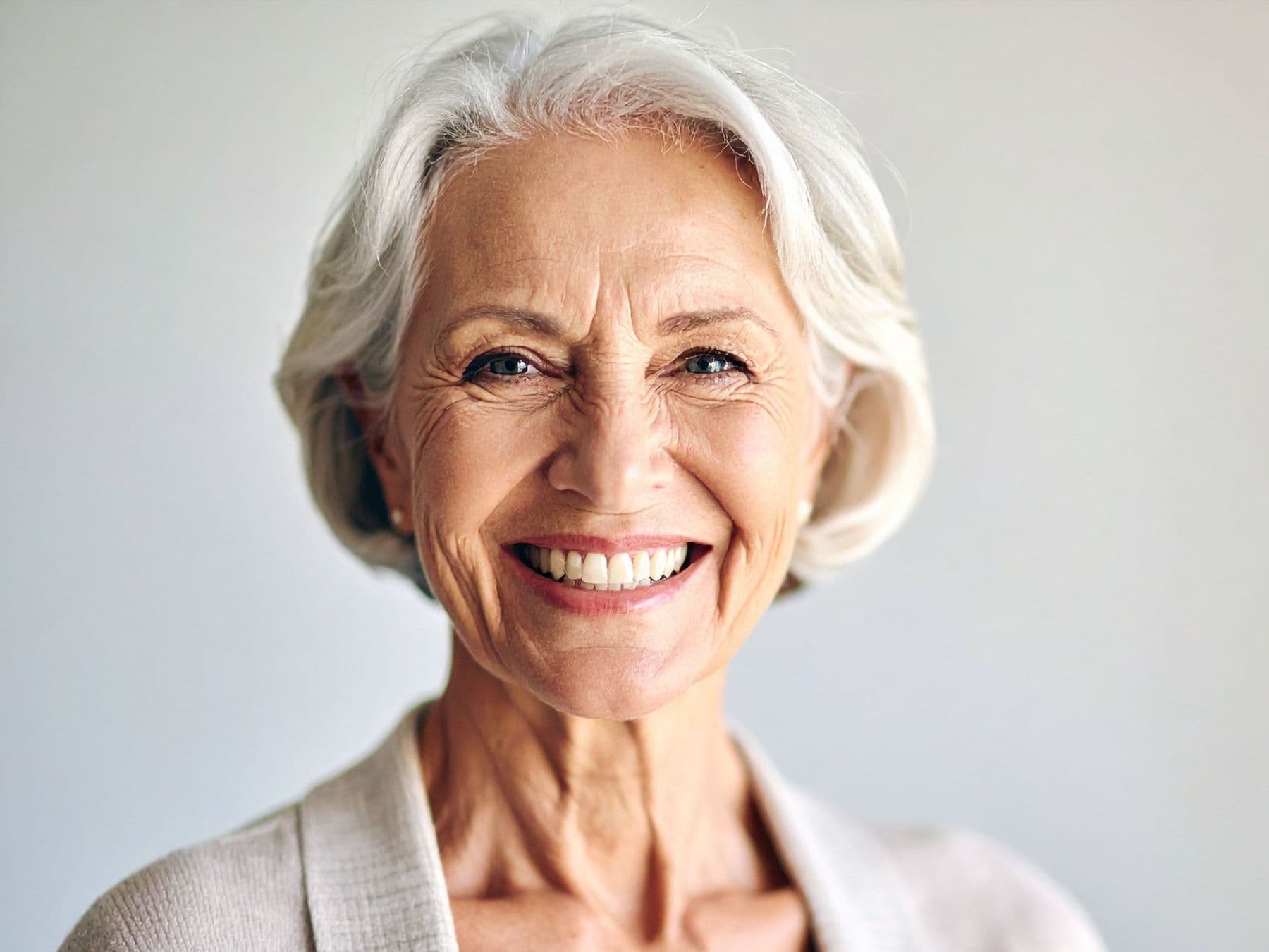 Schlupflider, Ptosis oder abgesunkene Augenbrauen: Was ist die tatsächliche Ursache für einen müden Blick?